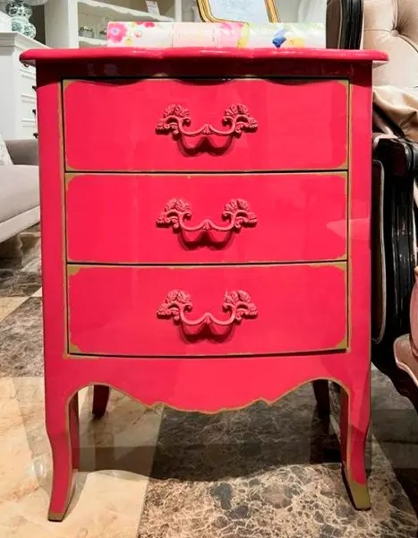 Комод малый "Флоранс", смена экспозиции. ФАСАД: МАЛИНА; с состариванием; Глянцевый лак