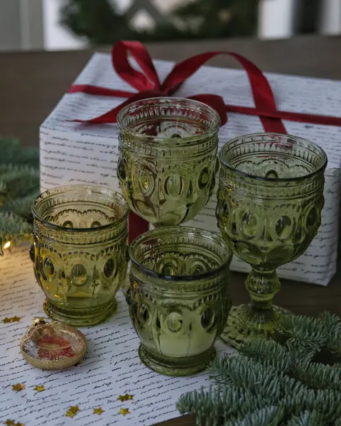Подарочный набор 2 бокала Изумруд и 2 стакана Изумруд с фигуркой Новогодняя сценка (девочка)